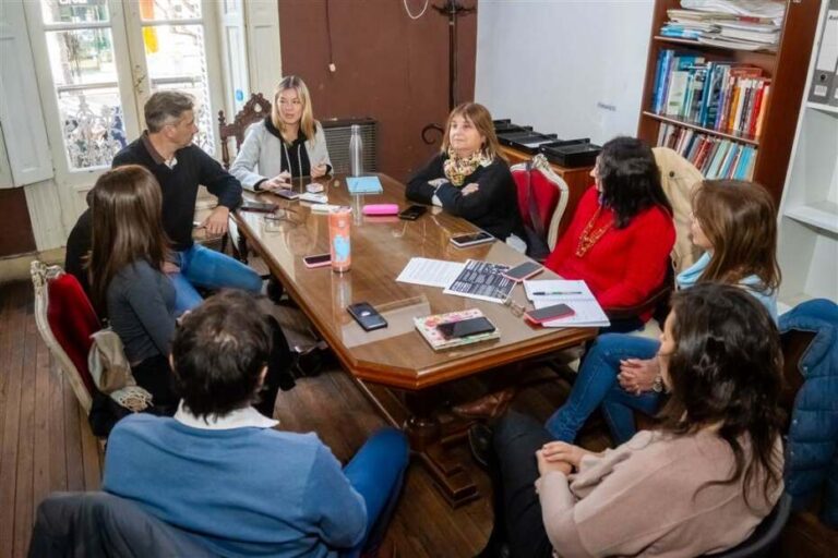 Ludopatia-reunion-de-equipo-de-trabajo-1-scaled